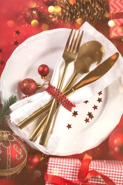 Weihnachtsgeschirr und Dekoration auf rotem Hintergrund — Stockfoto