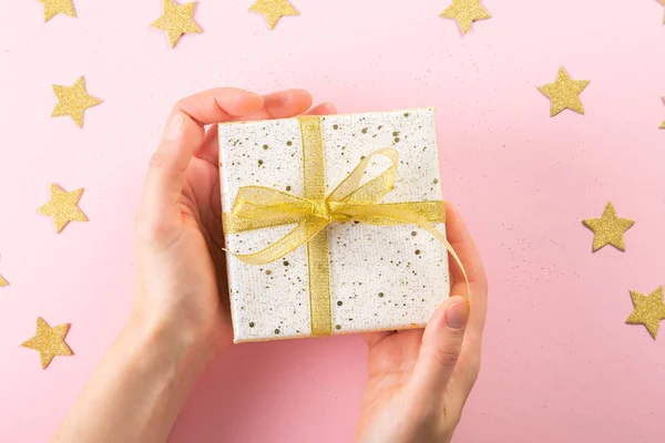 Вибір білих, золотих і чорних різдвяних подарункових коробок — стокове фото