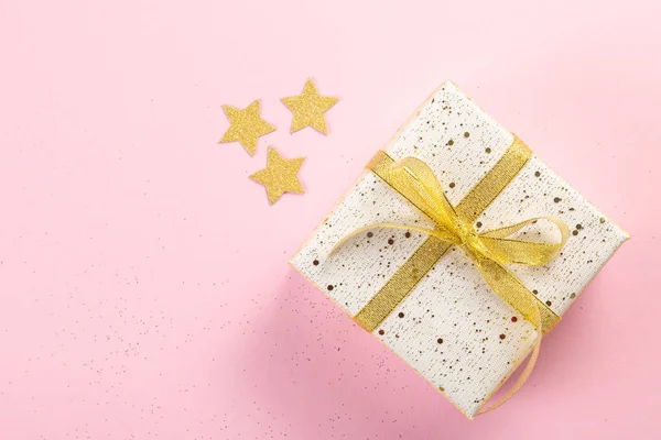 Вибір білих, золотих і чорних різдвяних подарункових коробок — стокове фото