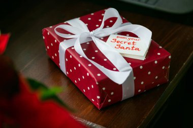Gizli Noel Baba konsepti - çalışma masasına sarılı hediye