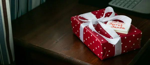 圣诞老人的秘密概念- -包裹在办公桌上的礼物 — 图库照片