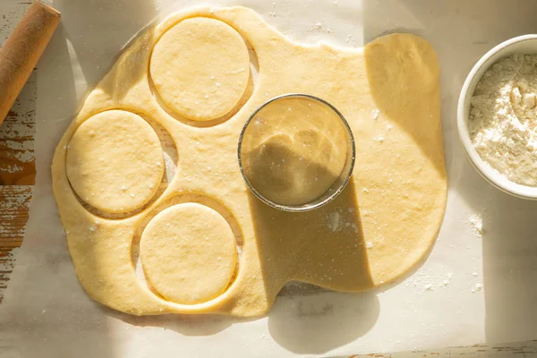 Chanuka koncept - výroba sufganiot koblihy — Stock fotografie