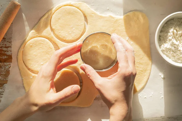 Hanuka konsepti - sufganiot çöreği yapmak — Stok fotoğraf