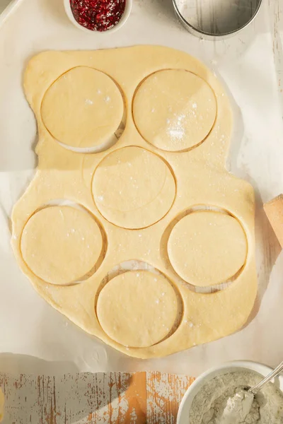 Chanuka koncept - výroba sufganiot koblihy — Stock fotografie