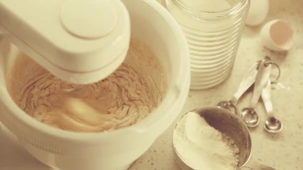 Концепция выпечки - тесто в смесителе и ингредиентах — стоковое видео