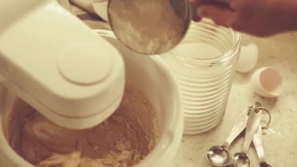 Concept de cuisson - pâte dans le mélangeur et les ingrédients — Video
