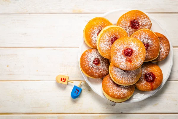 Geleneksel Hanukkah çörekleri ahşap arka planda. — Stok fotoğraf