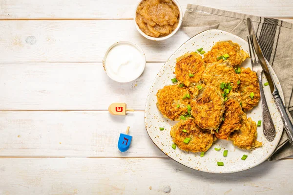 Patatas tradicionales judías latkes sobre fondo de madera — Foto de Stock