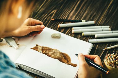 Hobi konsepti - işaretleyicilerle yapılmış ayı eskizi