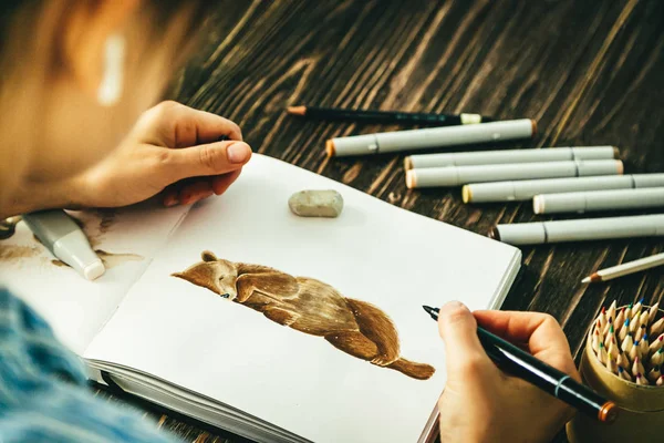 Hobi konsepti - işaretleyicilerle yapılmış ayı eskizi