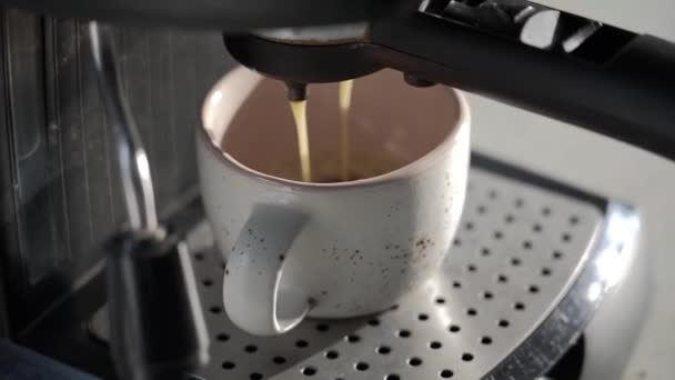 Koffiezetapparaat maken van koffie — Stockvideo
