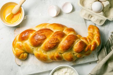 Ahşap arka planda geleneksel Yahudi ekmeği.