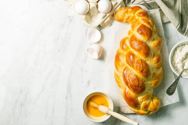 Pão judaico tradicional chalá no fundo de madeira — Fotografia de Stock