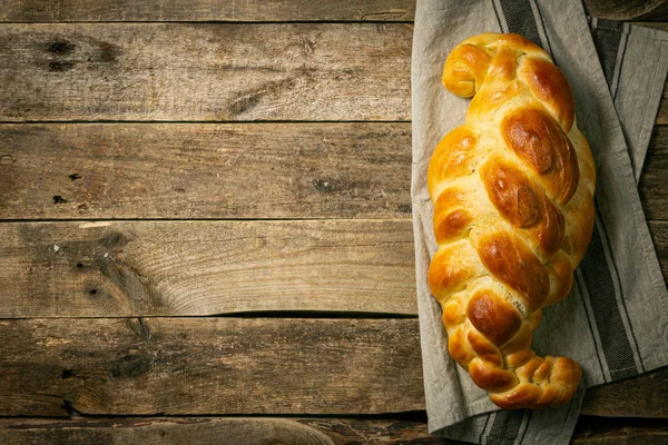 Traditional jewish bread challah on wood background — Stock Photo, Image