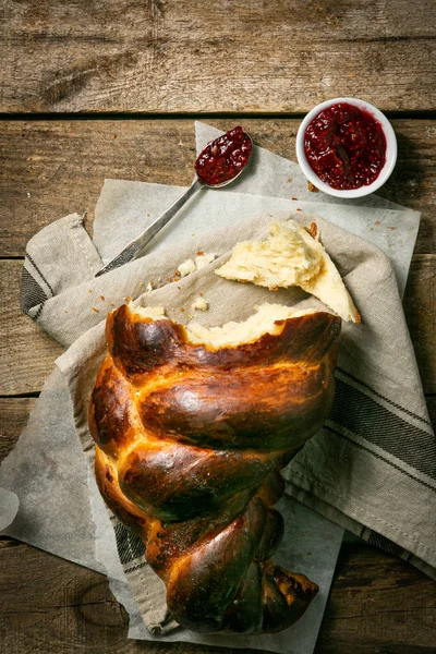 Традиційний ювелірний хліб на дерев'яному фоні — стокове фото