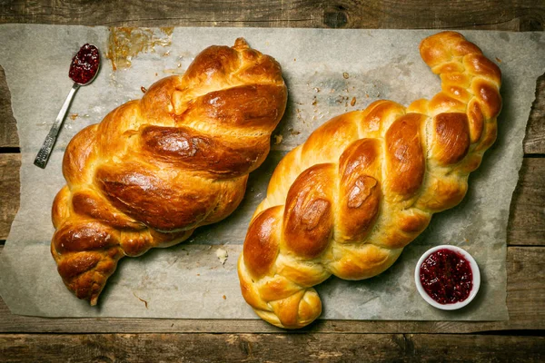 Traditional jewish bread challah on wood background — Stock Photo, Image