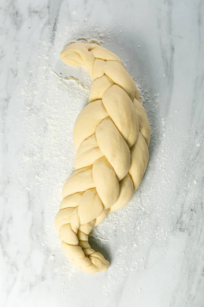 Haciendo pan tradicional judío jalá sobre fondo de mármol —  Fotos de Stock