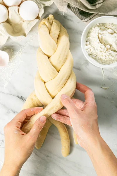 Výroba tradiční židovský chléb challah na mramorovém pozadí — Stock fotografie