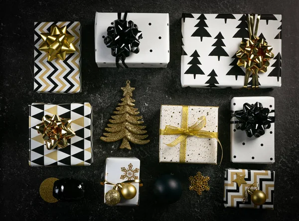 Kerstconcept - zwarte en gouden cadeaus en decoraties — Stockfoto