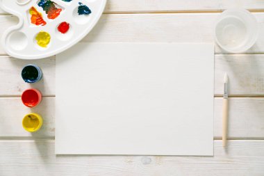 Sanat konsepti - renk çarkı, guaj boyası, fırça ve palet