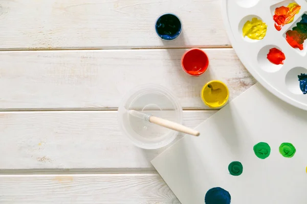 Conceito de arte - roda de cores, tintas guache, pincel e paleta — Fotografia de Stock