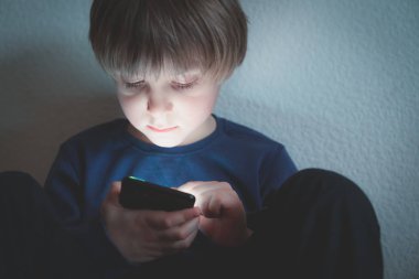 Siber zorbalık kavramı - telefonlu depresif çocuk ve olumsuz yorumlar