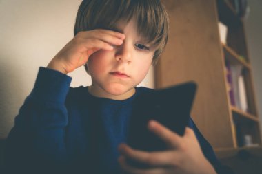 Siber zorbalık kavramı - telefonlu depresif çocuk ve olumsuz yorumlar