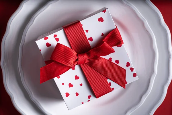 情人节的概念-红色背景的礼物 — 图库照片