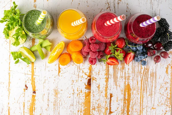 Seleksi smoothie berwarna-warni dalam gelas — Stok Foto
