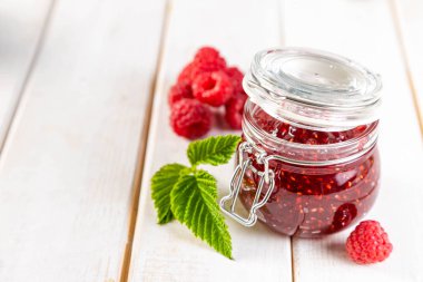 Cam kavanozda ahududu reçeli, kopyalama alanı