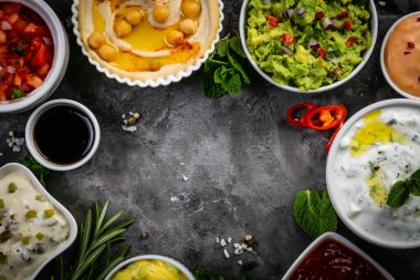 Soslar beyaz kase üzerinde beyaz kase yelpazesi