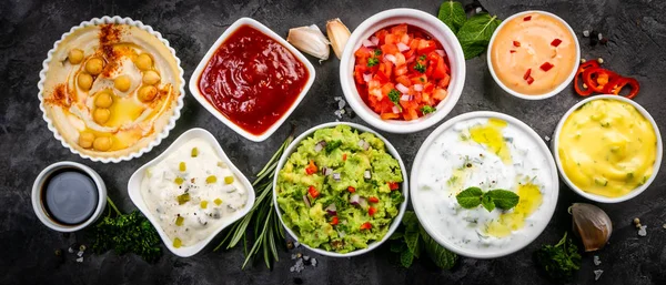 Selección de salsas en tazones blancos en tazones blancos — Foto de Stock