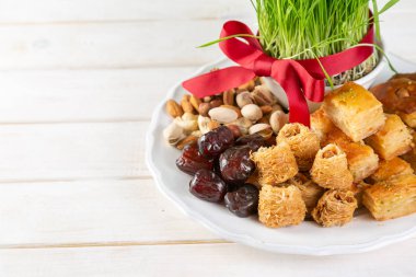 Nevruz tatil kavramı - çimen, baklava tatlılar, fındık ve tohumlar