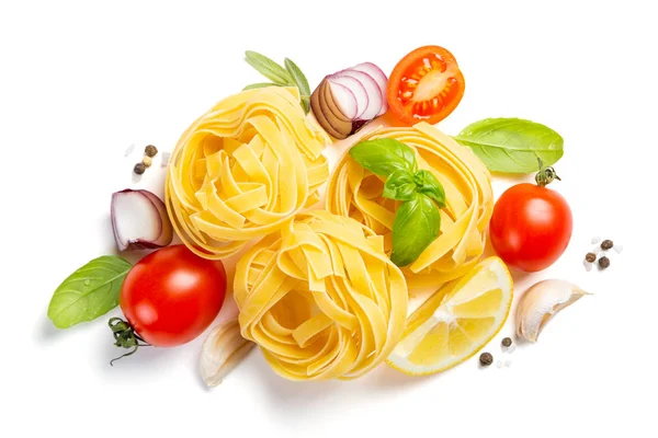 Ιταλική κουζίνα έννοια - ωμά ζυμαρικά και τα συστατικά — Φωτογραφία Αρχείου
