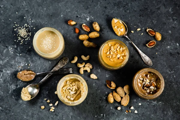 Auswahl an Nussbuttern - Erdnuss, Cashew, Mandeln und Sesam — Stockfoto