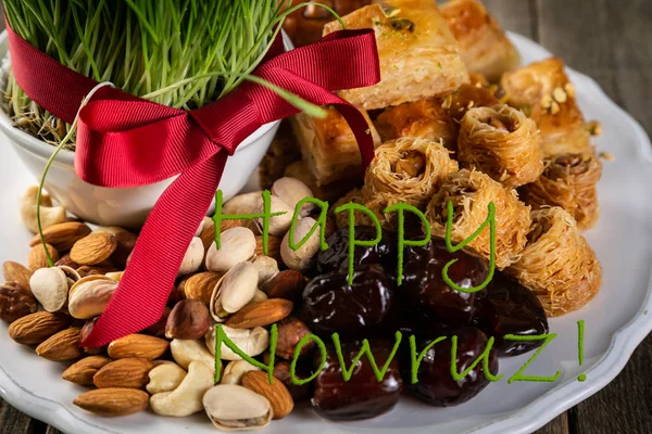 Концепция праздника Новруз - трава, сладости из пахлавы, орехи и семена — стоковое фото