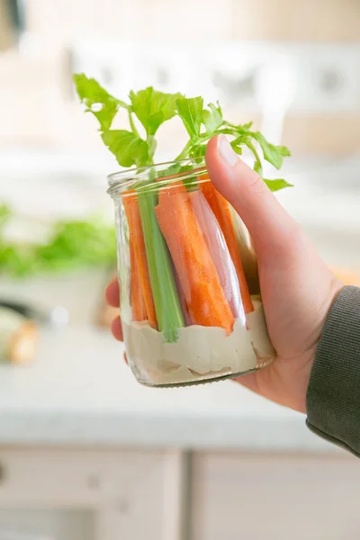 Нулевые отходы закуски - хумус с морковью и кинзой — стоковое фото