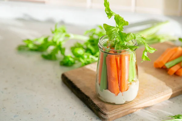Snack de cero residuos - hummus con zanahoria y cilantro —  Fotos de Stock