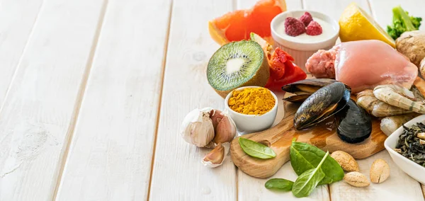 Selection of food to boost immune system - healthy, rich in vitamin and antioxidants — Stock Photo, Image