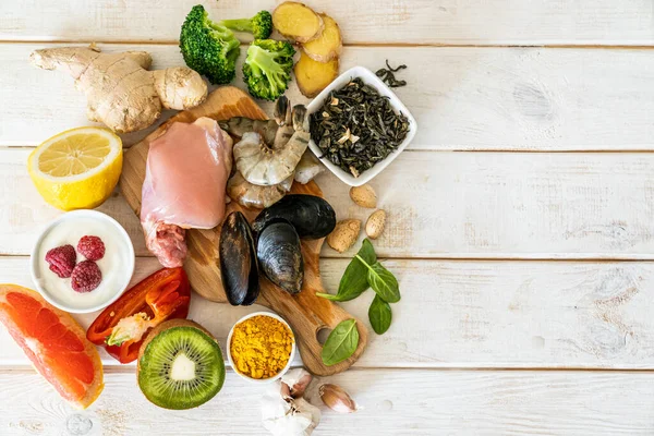 Auswahl von Lebensmitteln zur Stärkung des Immunsystems - gesund, reich an Vitaminen und Antioxidantien — Stockfoto