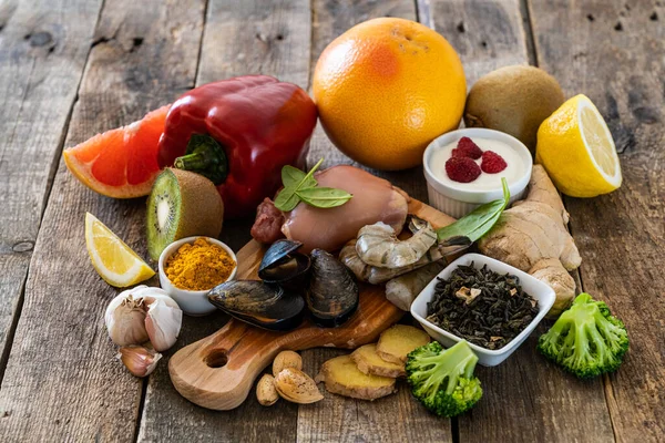 Val av mat för att öka immunförsvaret - frisk, rik på vitamin och antioxidanter — Stockfoto