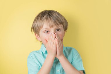 Coronavirus kavramı - yüz maskesi takan çocuk