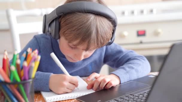 Ragazzo studiando a casa online mentre la scuola è chiusa — Video Stock