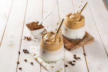 Kahve trend - dalgona kahve, çırpılmış hazır kahve