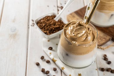 Kahve trend - dalgona kahve, çırpılmış hazır kahve