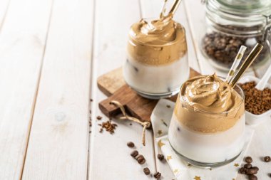 Kahve trend - dalgona kahve, çırpılmış hazır kahve
