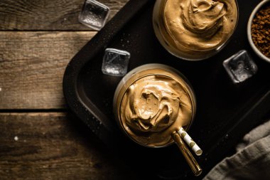 Kahve trend - dalgona kahve, çırpılmış hazır kahve