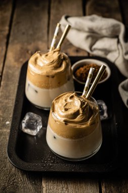 Kahve trend - dalgona kahve, çırpılmış hazır kahve