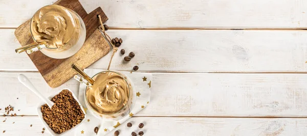 Koffie trend - dalgona koffie, geklopte instant koffie — Stockfoto