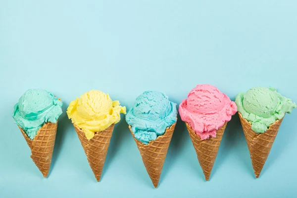 Пастельне морозиво у вафельних конусах — стокове фото